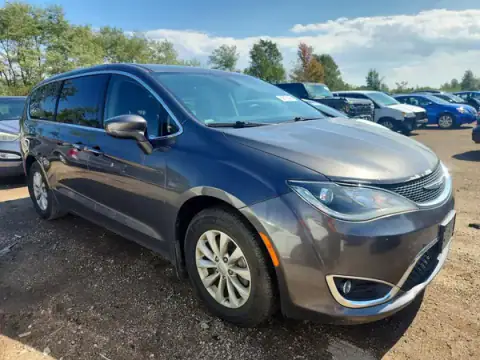 2C4RC1FG0JR101801 — 2018 Chrysler Pacifica, zdjęcie 4 z Copart 02.10.2026, Drobne wgniecenia i rysy