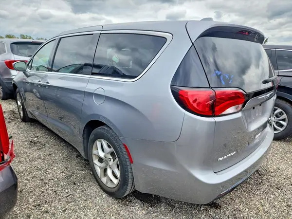 2C4RC1FG5JR125737 — 2018 Chrysler Pacifica, zdjęcie 2 z Copart 20.10.2026, Przód