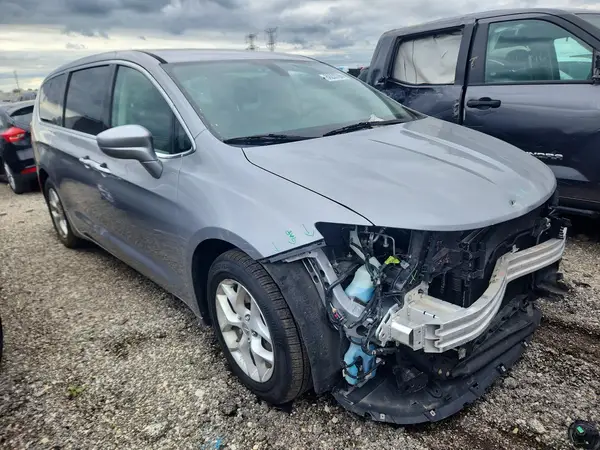 2C4RC1FG5JR125737 — 2018 Chrysler Pacifica, zdjęcie 4 z Copart 20.10.2026, Przód