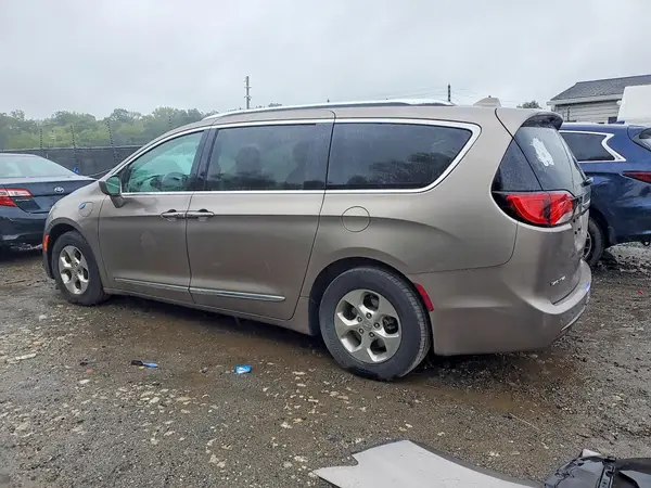 2C4RC1L70JR183629 — 2018 Chrysler Pacifica, фото 2 с аукциона Copart, Передняя часть