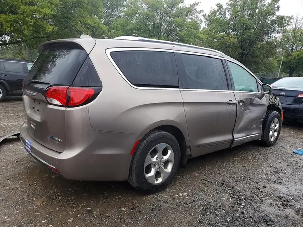 2C4RC1L70JR183629 — 2018 Chrysler Pacifica, фото 3 с аукциона Copart, Передняя часть