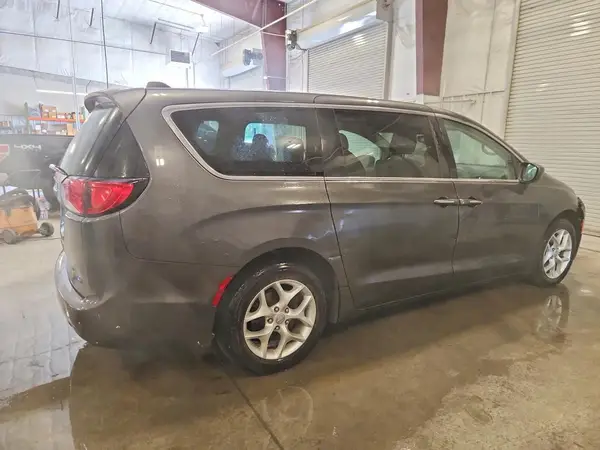 2C4RC1FG2JR101864 — 2018 Chrysler Pacifica, photo 3 from Copart, Front end