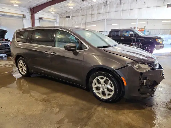 2C4RC1FG2JR101864 — 2018 Chrysler Pacifica, photo 4 from Copart, Front end