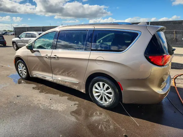 2C4RC1EG1JR110914 — 2018 Chrysler Pacifica, zdjęcie 2 z Copart, Drobne wgniecenia i rysy