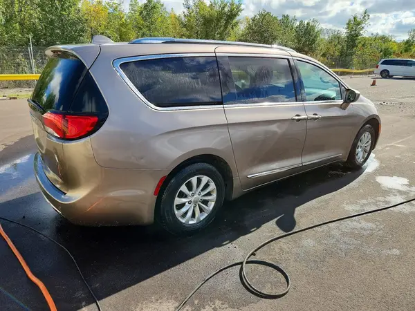 2C4RC1EG1JR110914 — 2018 Chrysler Pacifica, zdjęcie 3 z Copart, Drobne wgniecenia i rysy