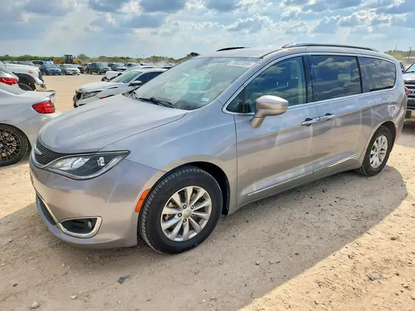 2C4RC1BG1JR186041 Chrysler Pacifica 2018 — Hail damage, before-repair photo