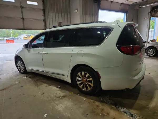 2C4RC1BG8JR114818 — 2018 Chrysler Pacifica, photo 2 from Copart, Minor dents and scratches