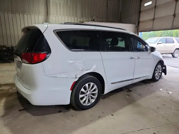 2C4RC1BG8JR114818 — 2018 Chrysler Pacifica, photo 3 from Copart, Minor dents and scratches