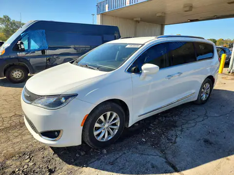 2C4RC1BG6JR142519 — 2018 Chrysler Pacifica, Parte trasera, fotos antes de reparar