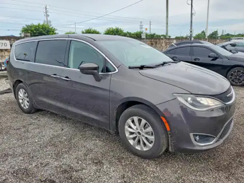 2C4RC1FG8KR666718 — 2019 Chrysler Pacifica, zdjęcie 4 z Copart 30.09.2026, Drobne wgniecenia i rysy