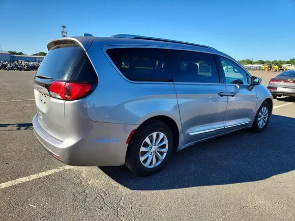 2C4RC1BGXKR555156 — 2019 Chrysler Pacifica, photo 3 from Copart, Side