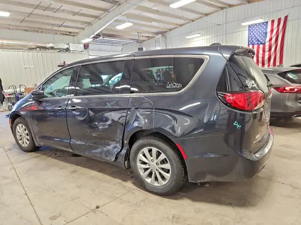 2C4RC1FG4KR609674 — 2019 Chrysler Pacifica, photo 2 from Copart, Side