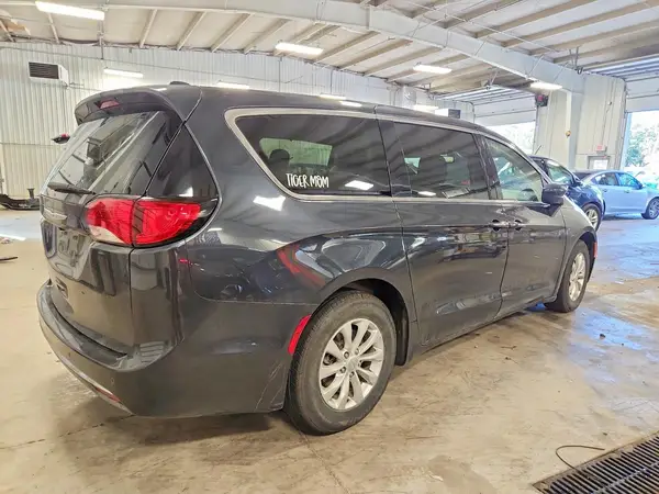 2C4RC1FG4KR609674 — 2019 Chrysler Pacifica, photo 3 from Copart, Side