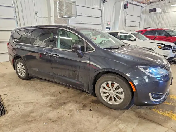 2C4RC1FG4KR609674 — 2019 Chrysler Pacifica, photo 4 from Copart, Side