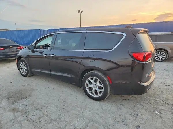 2C4RC1FG3KR590762 — 2019 Chrysler Pacifica, photo 2 from Copart, Front end