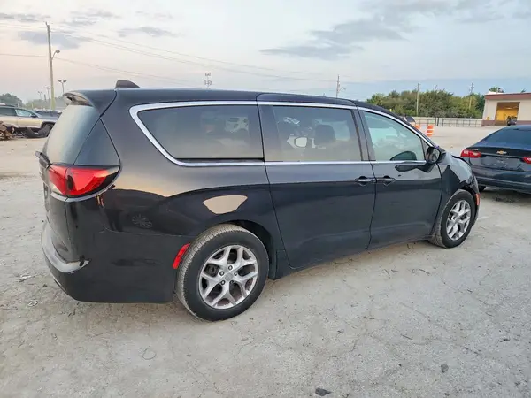 2C4RC1FG3KR590762 — 2019 Chrysler Pacifica, photo 3 from Copart, Front end