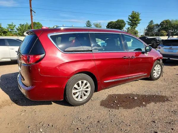 2C4RC1BG9KR559926 — 2019 Chrysler Pacifica, photo 3 from Copart, Front end