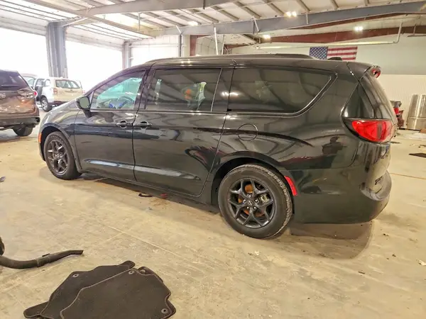 2C4RC1EG5KR629112 — 2019 Chrysler Pacifica, photo 2 from Copart 06.10.2026, Minor dents and scratches