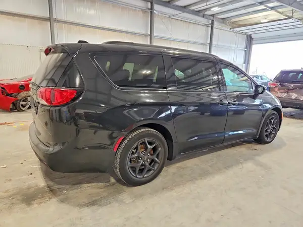 2C4RC1EG5KR629112 — 2019 Chrysler Pacifica, photo 3 from Copart 06.10.2026, Minor dents and scratches
