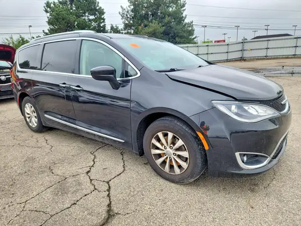2C4RC1BG3KR651498 — 2019 Chrysler Pacifica, photo 4 from Copart, Front end