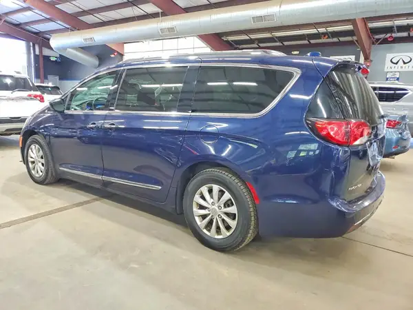 2C4RC1BG6KR603543 — 2019 Chrysler Pacifica, photo 2 from Copart 29.09.2026, Minor dents and scratches