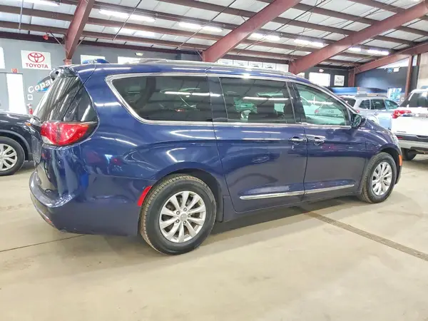 2C4RC1BG6KR603543 — 2019 Chrysler Pacifica, photo 3 from Copart 29.09.2026, Minor dents and scratches