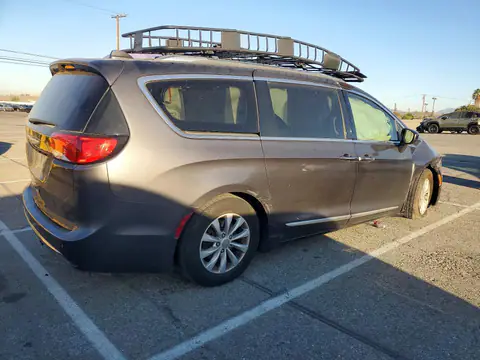 2C4RC1BG7KR643663 — 2019 Chrysler Pacifica, photo 3 from Copart 22.10.2026, Rollover