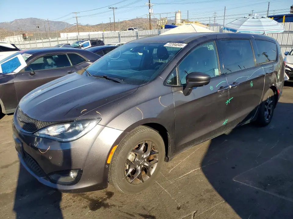 2C4RC1FG8KR605062 Chrysler Pacifica 2019 — Rear end damage, before-repair photo