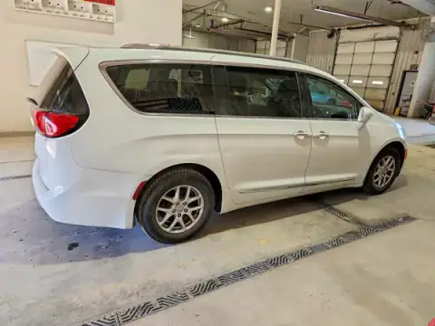 2C4RC1BGXLR279546 — 2020 Chrysler Pacifica, zdjęcie 3 z Copart 24.09.2026, Uszkodzenia mechaniczne