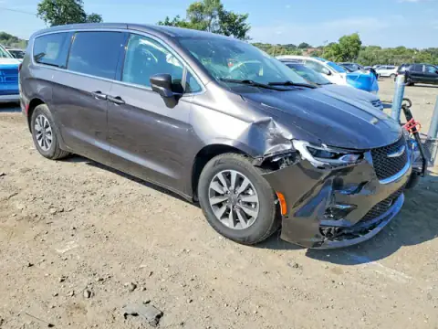 2C4RC1L7XNR121211 — 2022 Chrysler Pacifica, photo 4 from Copart, Front end