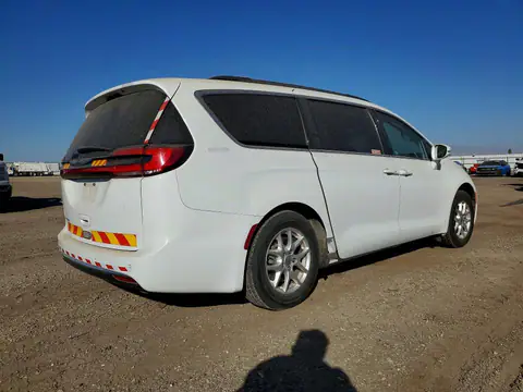 2C4RC1BGXNR111358 — 2022 Chrysler Pacifica, photo 3 from Copart 23.10.2026, Minor dents and scratches