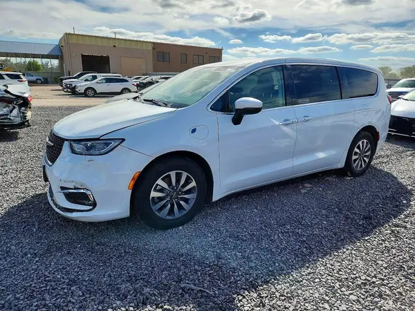 2C4RC1L72PR572460 Chrysler Pacifica 2023 — Minor dents and scratches damage, before-repair photo
