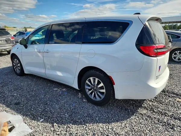 2C4RC1L72PR572460 — 2023 Chrysler Pacifica, photo 2 from Copart, Minor dents and scratches