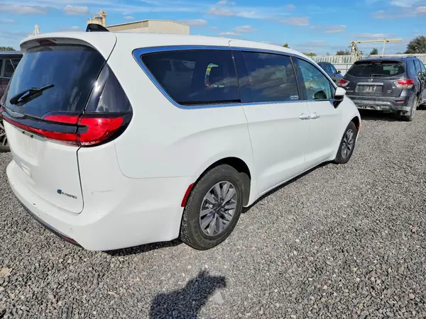 2C4RC1L72PR572460 — 2023 Chrysler Pacifica, photo 3 from Copart, Minor dents and scratches