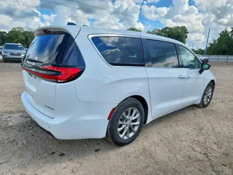 2C4RC1GGXTR176572 — 2026 Chrysler Pacifica, photo 3 from Copart 21.10.2026, Front end