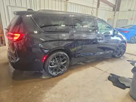 2C4RC1GG9VR583981 — 2027 Chrysler Pacifica, фото 3 с аукциона Copart 21.09.2026, БОКОВАЯ ЧАСТЬ