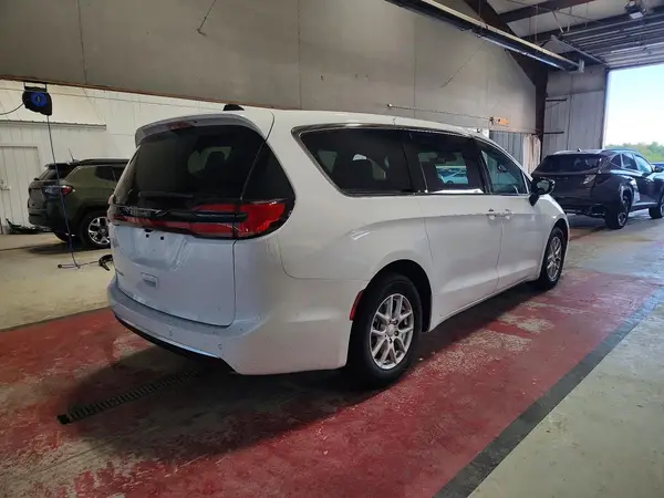 2C4RC1BG0VR594004 — 2027 Chrysler Pacifica, фото 3 с аукциона Copart 28.09.2026, Боковая часть