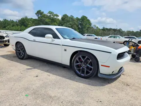 2C3CDZBT9KH677077 — 2019 Dodge Challenger, foto 4 de Copart 23.09.2026, Pequeñas abolladuras y arañazos