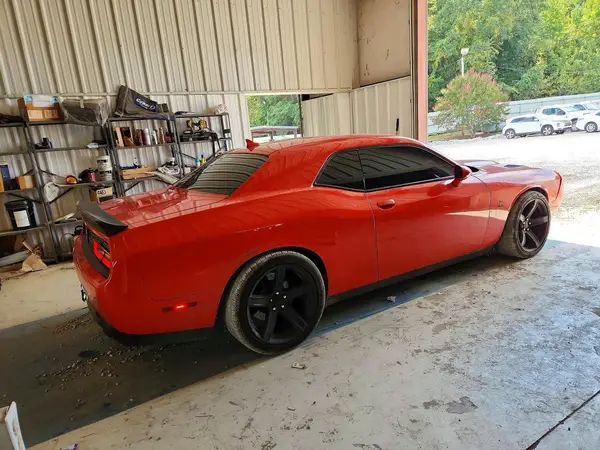 2C3CDZFJ4LH242591 — 2020 Dodge Challenger, photo 3 from Copart 14.10.2026, Minor dents and scratches