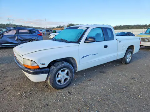 1B7GL22X8YS672223 — 2000 Dodge Dakota, Передняя часть (Front End), фото до ремонта