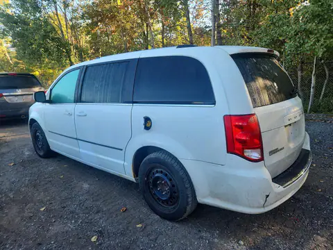 2C4RDGDG7HR765414 — 2017 Dodge Grand Caravan, photo 2 from Copart 14.10.2026, Minor dents and scratches