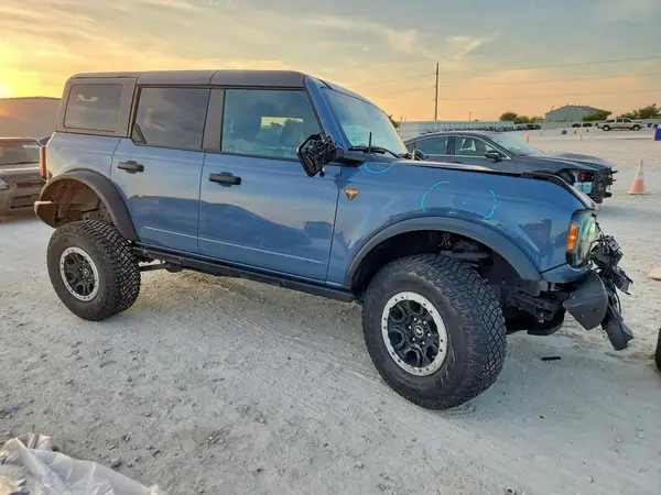 1FMEE5DP2PLB32998 — 2023 Ford Bronco, zdjęcie 4 z Copart, Przód
