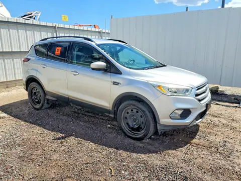 1FMCU0GD4HUA32671 — 2017 Ford Escape, zdjęcie 4 z Copart 19.10.2026, Przód