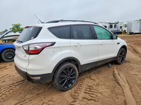 1FMCU0GD1HUE19145 — 2017 Ford Escape, zdjęcie 3 z Copart 29.09.2026, Uszkodzenia mechaniczne