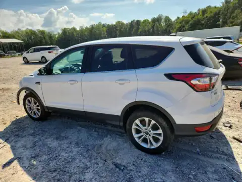 1FMCU0GD2HUA36668 — 2017 Ford Escape, zdjęcie 2 z Copart 28.09.2026, Przód