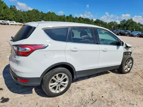 1FMCU0GD2HUA36668 — 2017 Ford Escape, zdjęcie 3 z Copart 28.09.2026, Przód