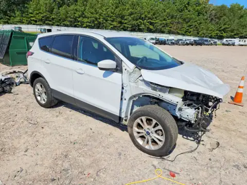 1FMCU0GD2HUA36668 — 2017 Ford Escape, zdjęcie 4 z Copart 28.09.2026, Przód
