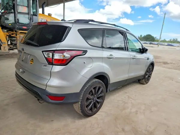 1FMCU0GD1HUD03475 — 2017 Ford Escape, фото 3 з Copart 06.10.2026, Незначні вм’ятини й подряпини