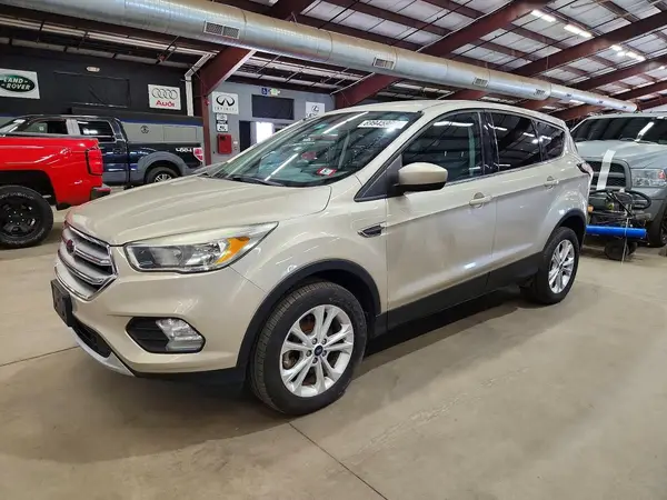 1FMCU9GD2HUD23738 Ford Escape 2017 — Minor dents and scratches damage, before-repair photo