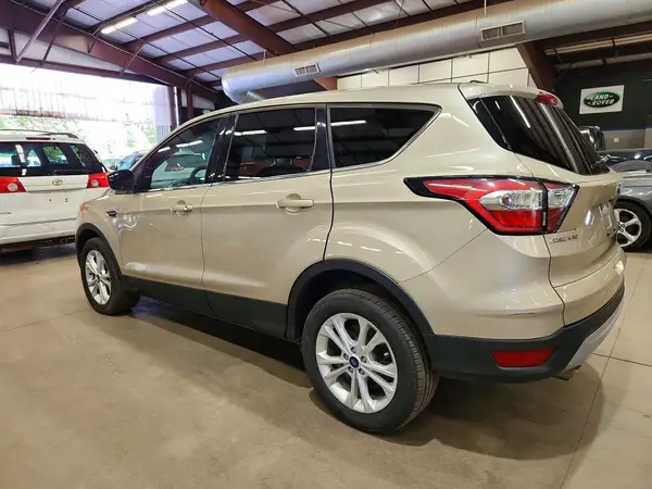 1FMCU9GD2HUD23738 — 2017 Ford Escape, photo 2 from Copart 13.10.2026, Minor dents and scratches